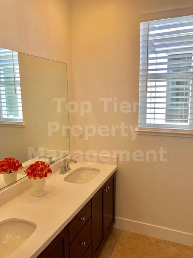 Building Photo - Beautiful tri-level 3 Bd/2.5 Ba, 2000 sf single-family house in Pleasant Hill available December ...