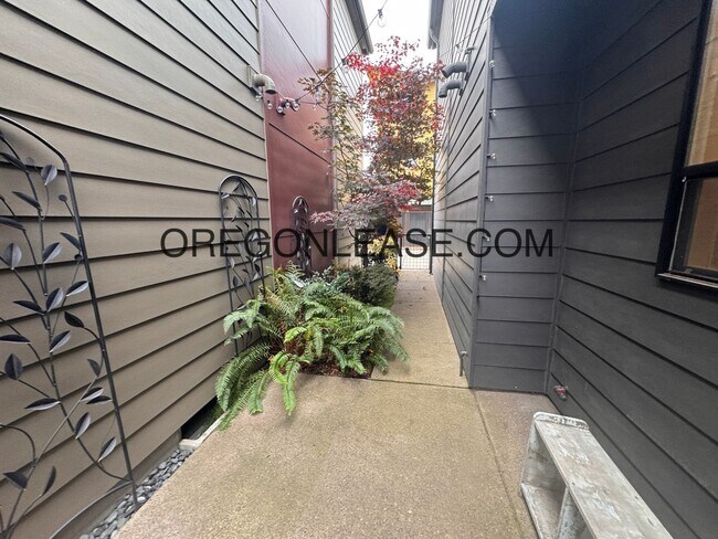 Building Photo - 3 Bedroom 3 bath Crescent village home