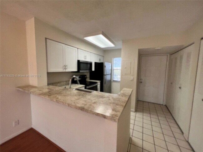 Building Photo - 2220 N Cypress Bend Dr