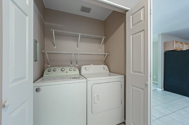 Building Photo - Super cute 2 bedroom, 1 3/4 bathrooms, Ful...