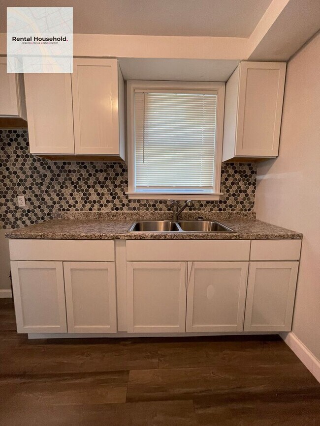 Building Photo - Beautifully Kept~3 BEDROOM 1 BATH BUNGALOW