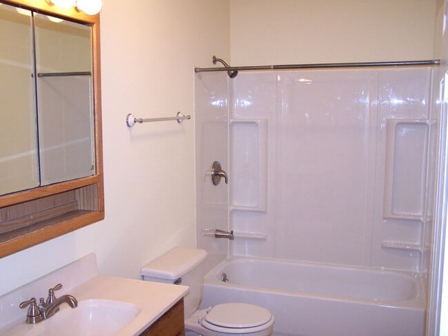 Building Photo - Very sharp 3BR 1 bath ranch home in Normal...
