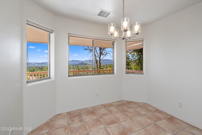 Building Photo - 2049 Meadowbrook Rd