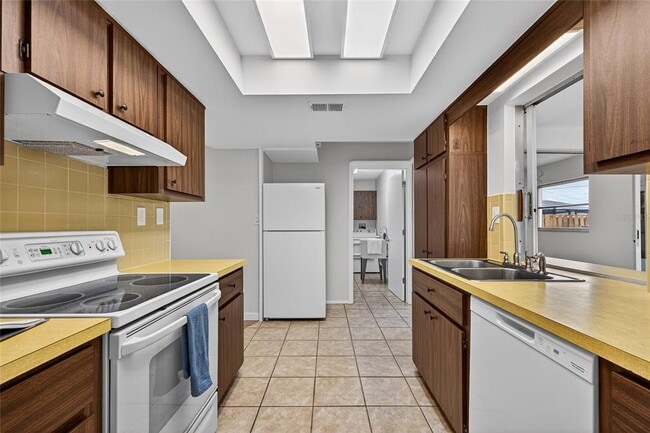 Building Photo - 430 Sunnyside Dr