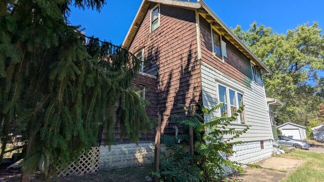 Building Photo - 4-Bedroom, 1-Bathroom Single Family Home f...
