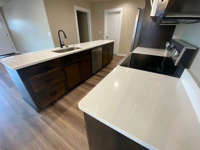 Building Photo - ~Brand New House in Oakland~