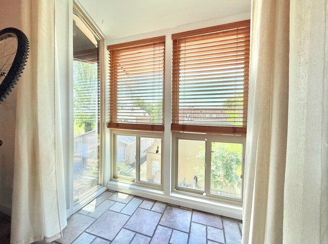 Building Photo - Beautiful One-Bedroom Condo near the Heart of Downtown SLC!