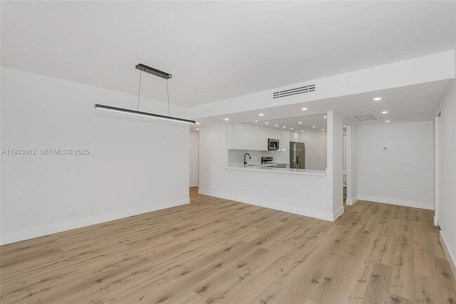 Building Photo - 2500 Parkview Dr