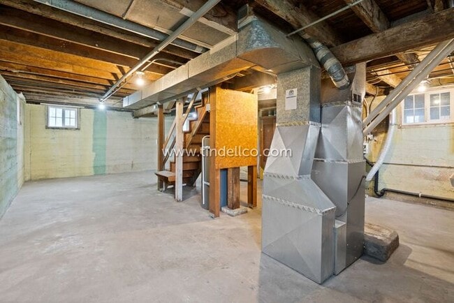Building Photo - Updated 3 bedroom, 3 Level Home near New S...
