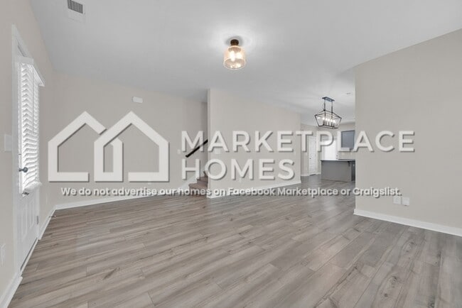 Building Photo - 170 Kings Wy