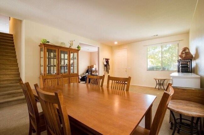 Building Photo - 4 Bed Home for Rent Palmdale CA 93551