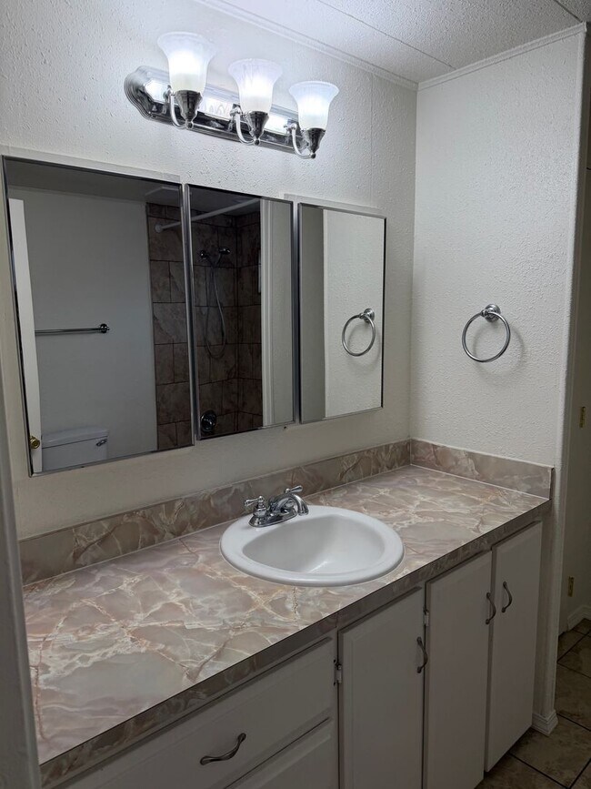 Building Photo - Updated 3 bedroom 2 bathroom house in Springfield!