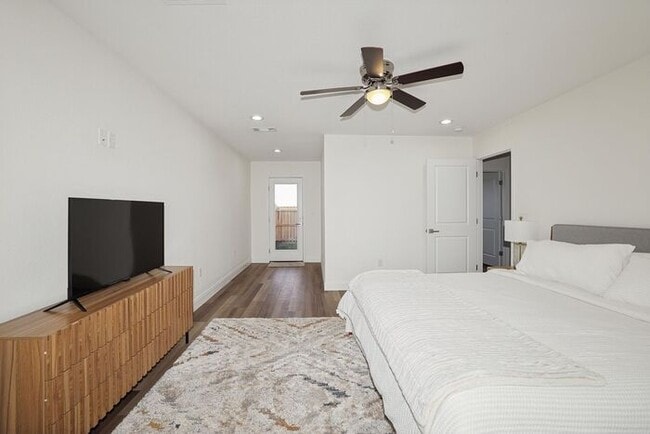 Building Photo - Furnished