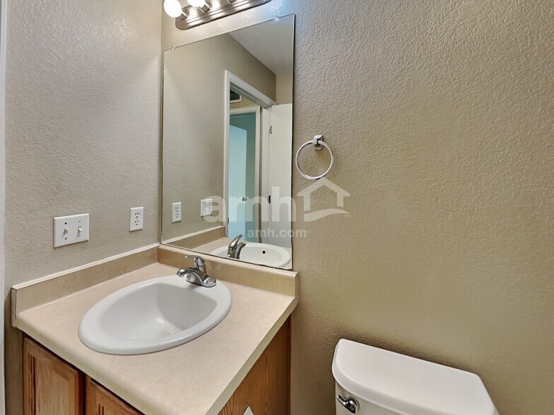 Building Photo - 5567 N Gibraltar St