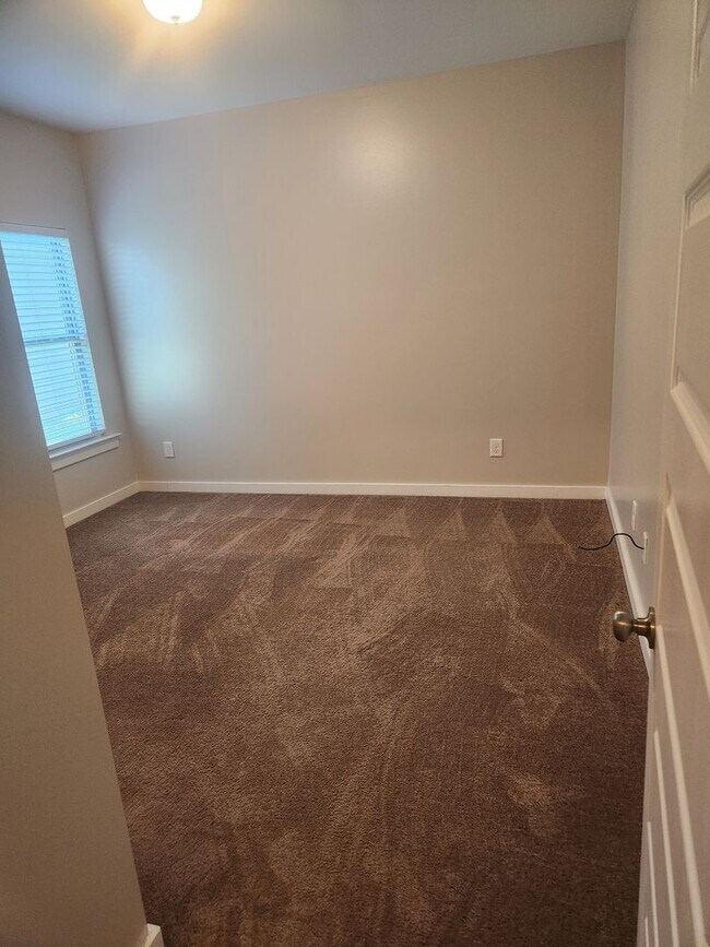 Building Photo - Nice 3 Bed 2 Bath House! Available Now!