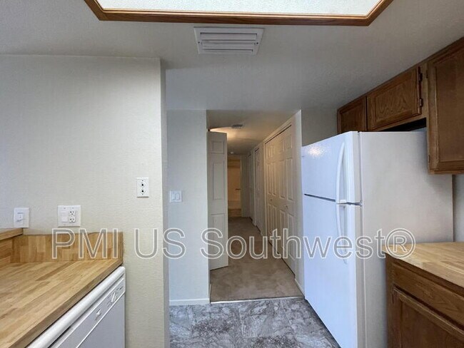 Building Photo - 1800 Club House Dr