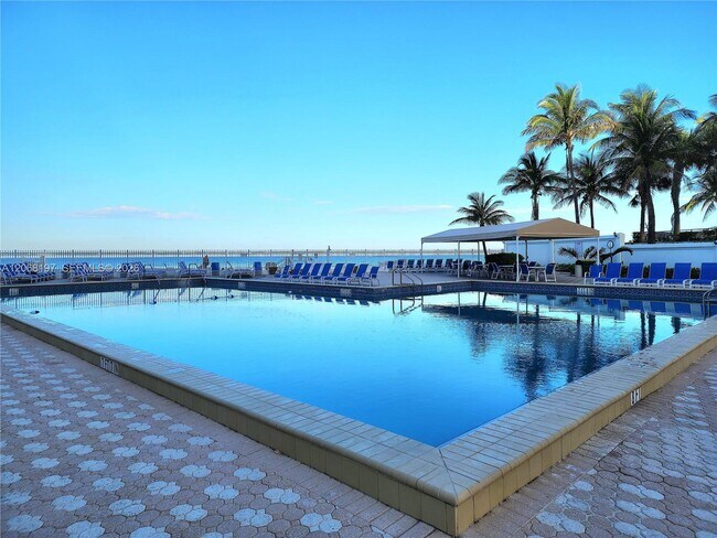 Building Photo - 3505 S Ocean Dr