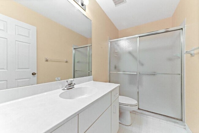 Building Photo - 14066 Glenlyon Ct