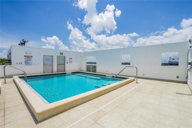 Building Photo - 2769 Coconut Ave