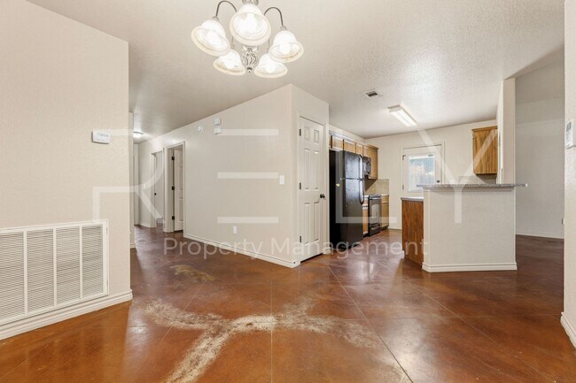 Building Photo - PM1-TEMP603 W Karey Dr