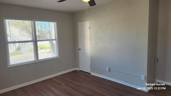 Building Photo - 400-402 S Peninsula Dr