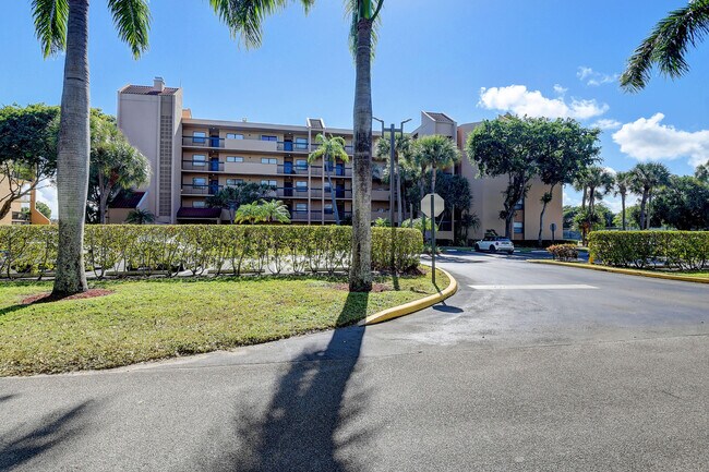 Building Photo - 600 Egret Cir