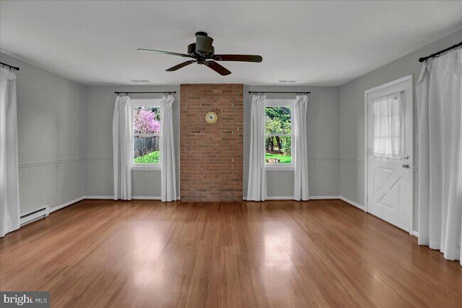Building Photo - 10 Maple Ave