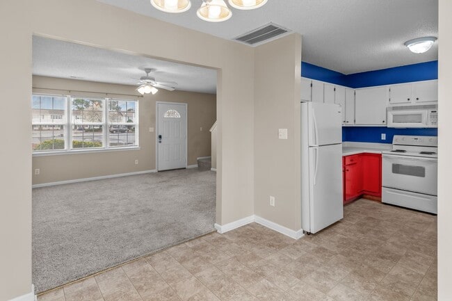 Building Photo - 2 Bed 2.5 Bath Townhome