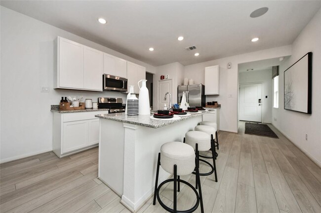 Building Photo - 18010 Whitetail Run Ln