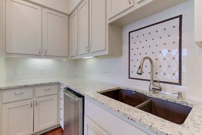 Building Photo - Rare 3 BR / 2.5 BA /  2 Car Garage Westlak...