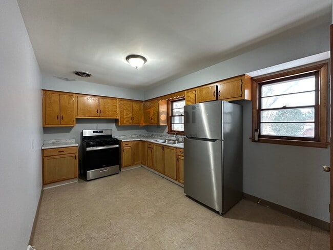 Building Photo - 202 E 68th Pl