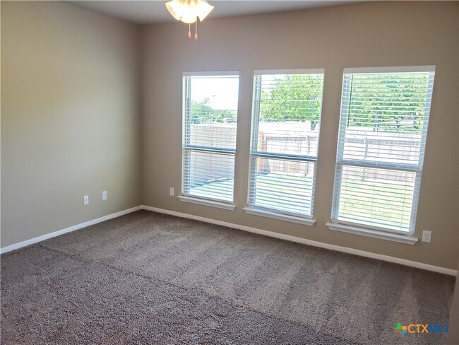 Building Photo - 5906 Blackstone Dr