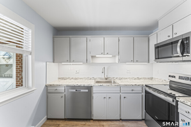 Building Photo - 24 Glenwood Ave