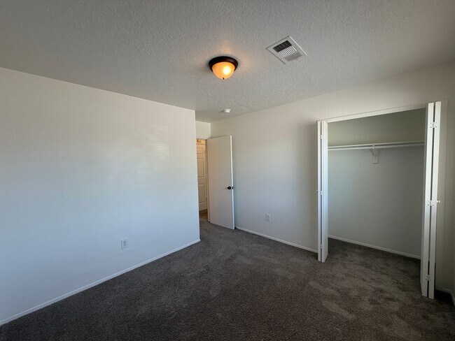 Building Photo - 628 Pontiac Dr SW