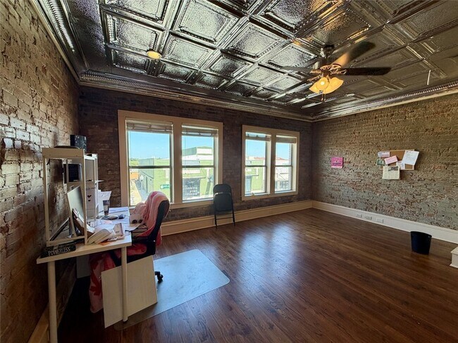 Building Photo - 227 W Oak St