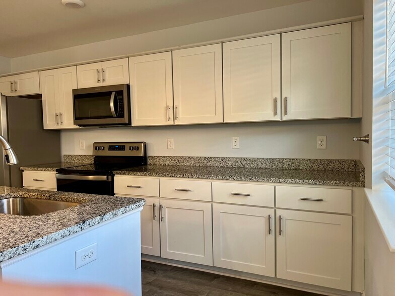 Building Photo - 609 37th Ave N