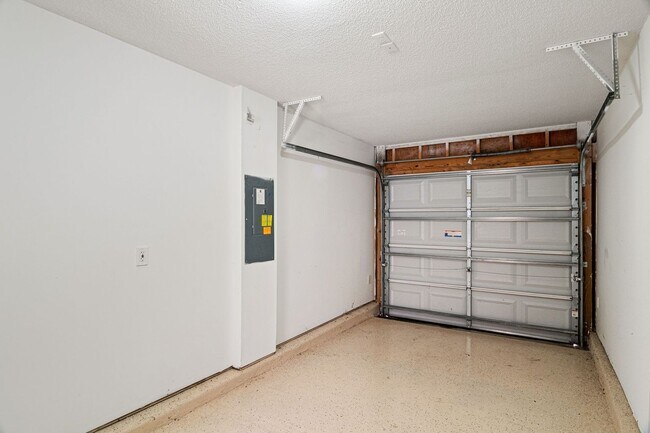 Building Photo - Great 3 Bedroom Home with Large Yard and 1 Car Garage! Raleigh-Available July 15th!