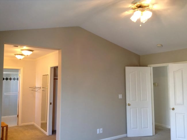 Building Photo - 3 Bedroom Home in Hollister