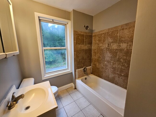 Building Photo - 3 bed 1 bath House for rent in Crafton!