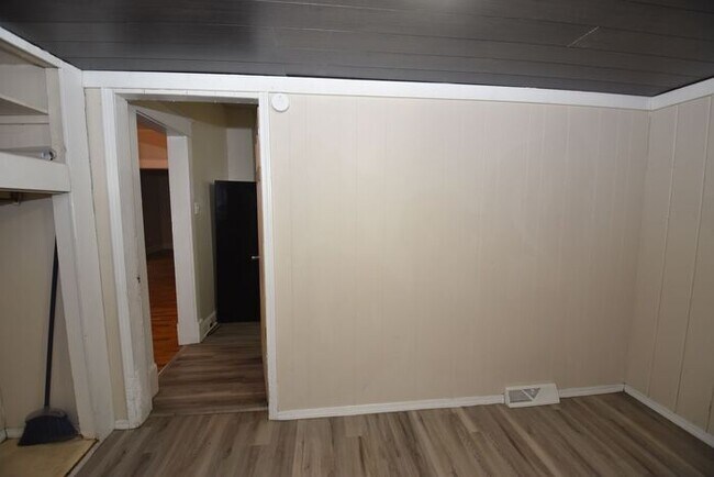 Building Photo - Mishawaka 1/2 story 3 bedroom single-family home with garage