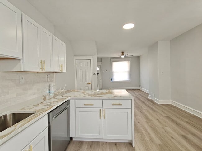Building Photo - 3032 n stillman-