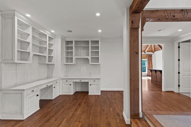 Building Photo - 2019 Overhill Dr