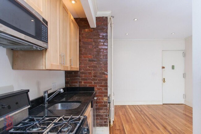 Building Photo - 410 E 13th St