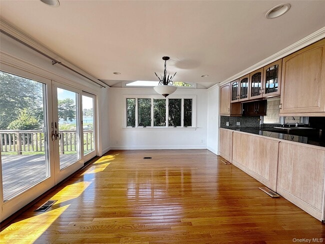 Building Photo - 1090 Bayhead Dr
