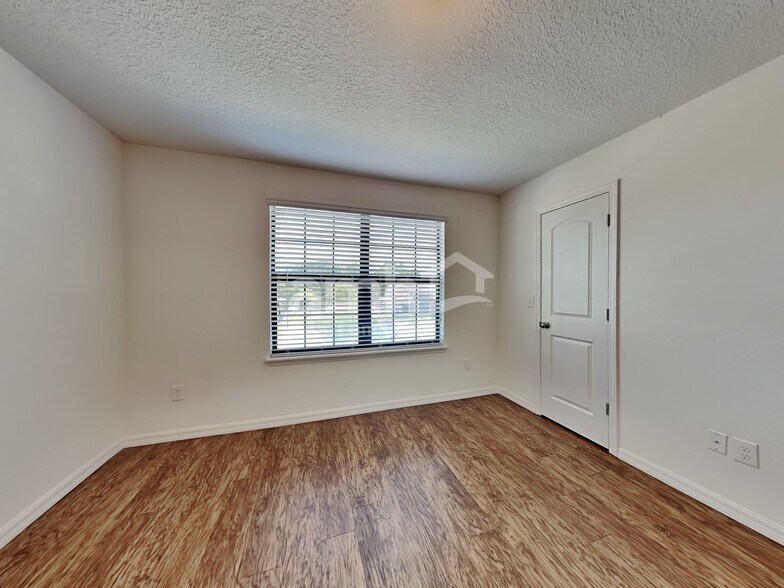 Building Photo - 11861 Thicket Wood Dr