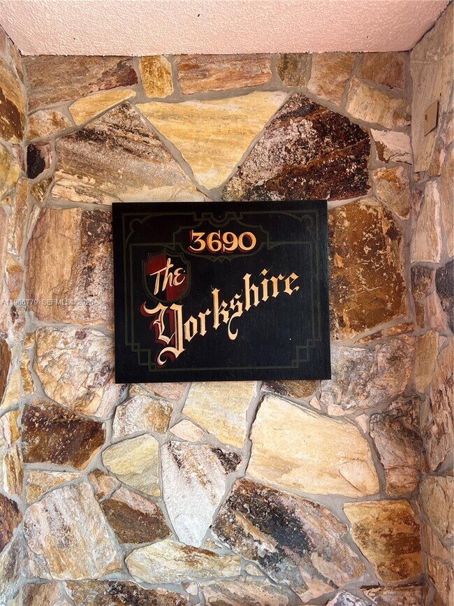 Building Photo - 3690 Inverrary Dr