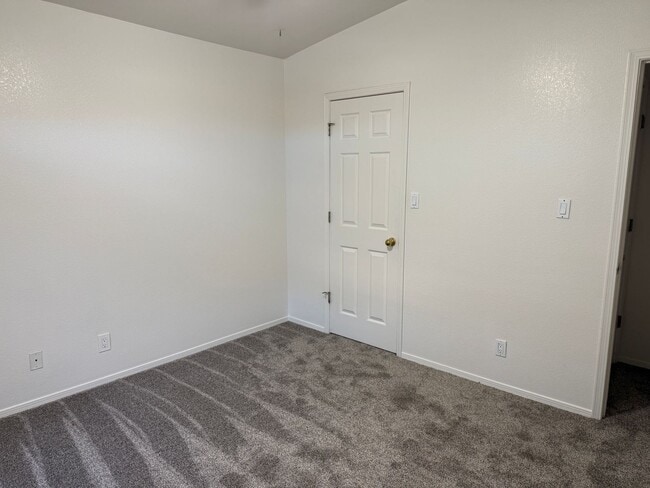 Building Photo - Nice 3Br, 2Ba, fireplace in living room, landscaped yards, great location.