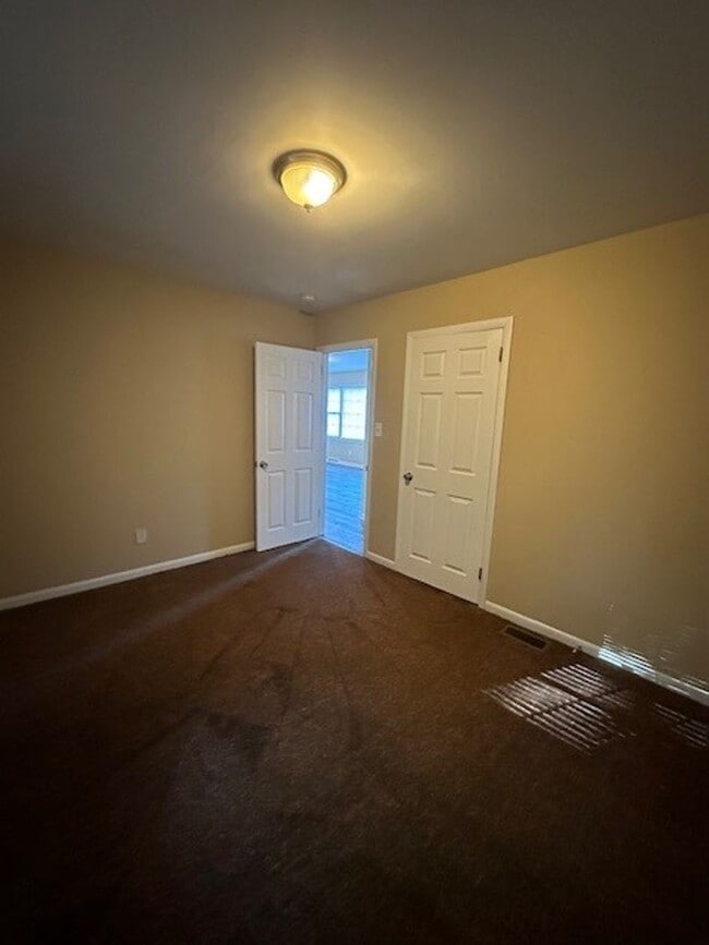 Building Photo - Conveniently located 3 bedroom/2 Bath house