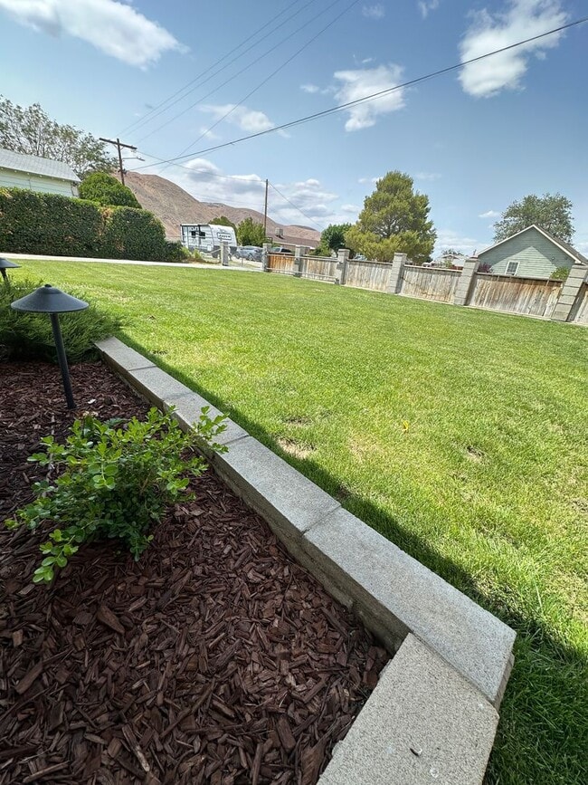 Building Photo - Beautifully landscaped home with modern up...