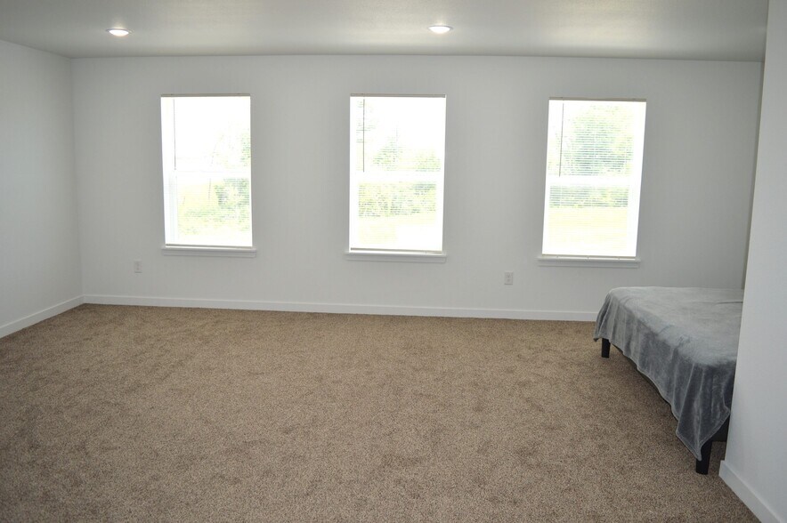 Building Photo - 311 Alberts Dr